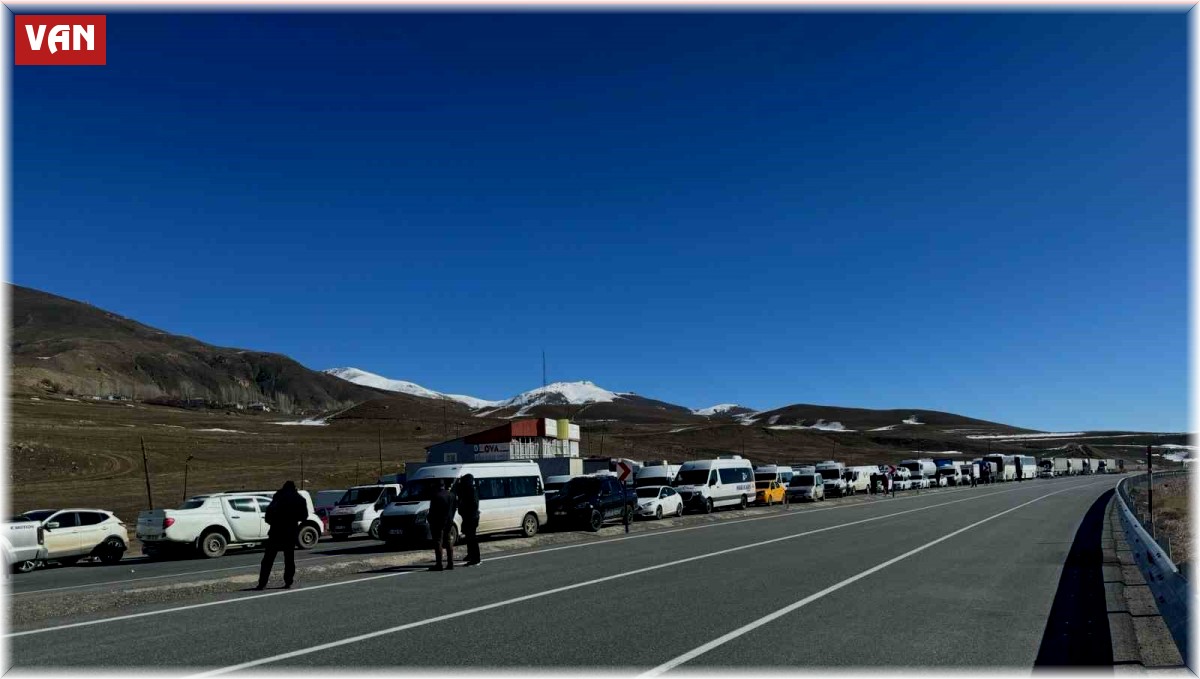 Çığ nedeniyle kapanan Van-Hakkari yolu trafiğe açıldı