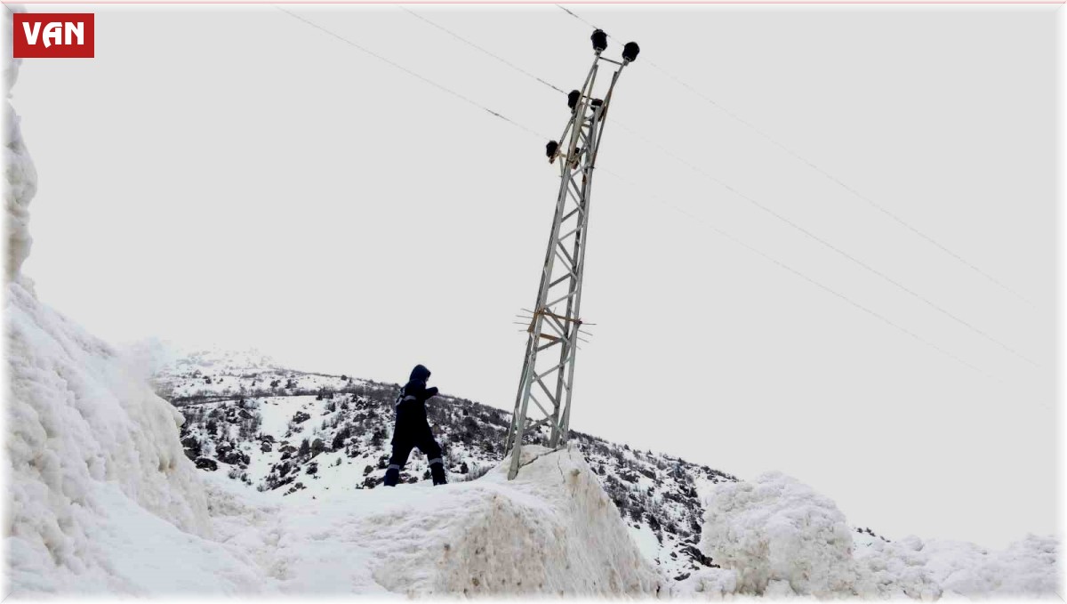 Çığ ve sulu kar elektrik direklerine zarar verdi: Ekiplerin zorlu mesaisi Ramazan'da da sürüyor