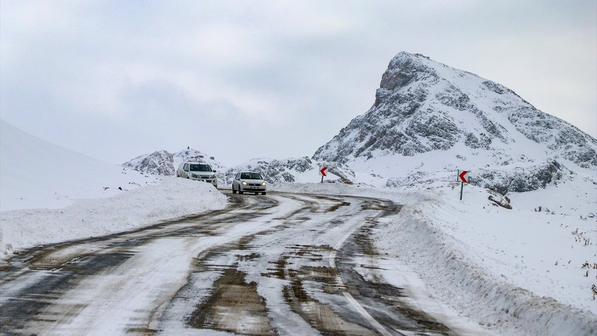 Çığda 42 kişinin hayatını kaybettiği Bahçesaray yolu en küçük riskte kapatılacak