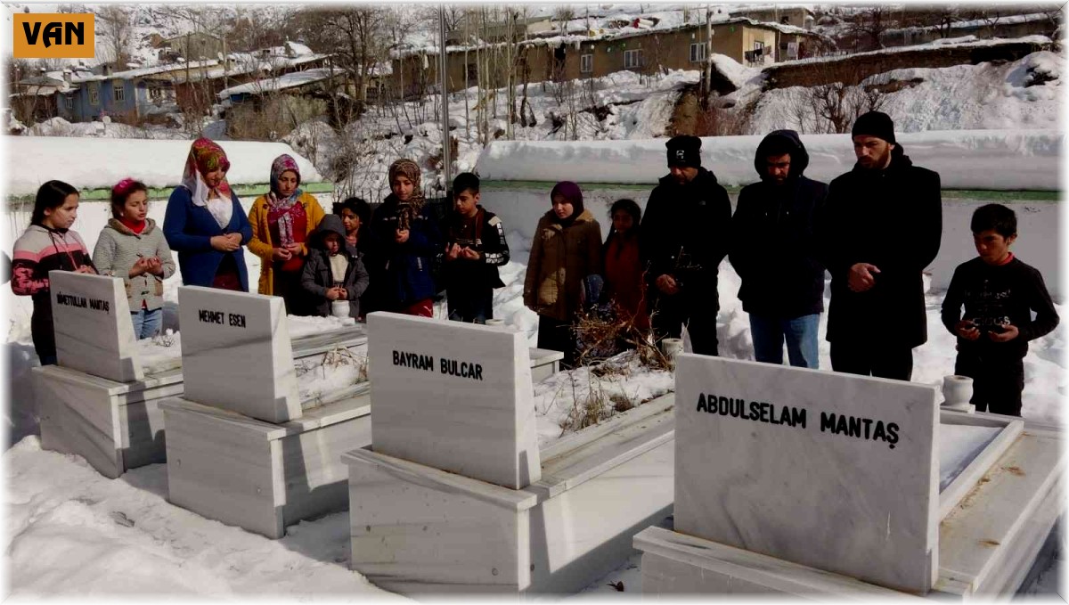 Çığda şehit olan güvenlik korucuları mezarları başında anıldı