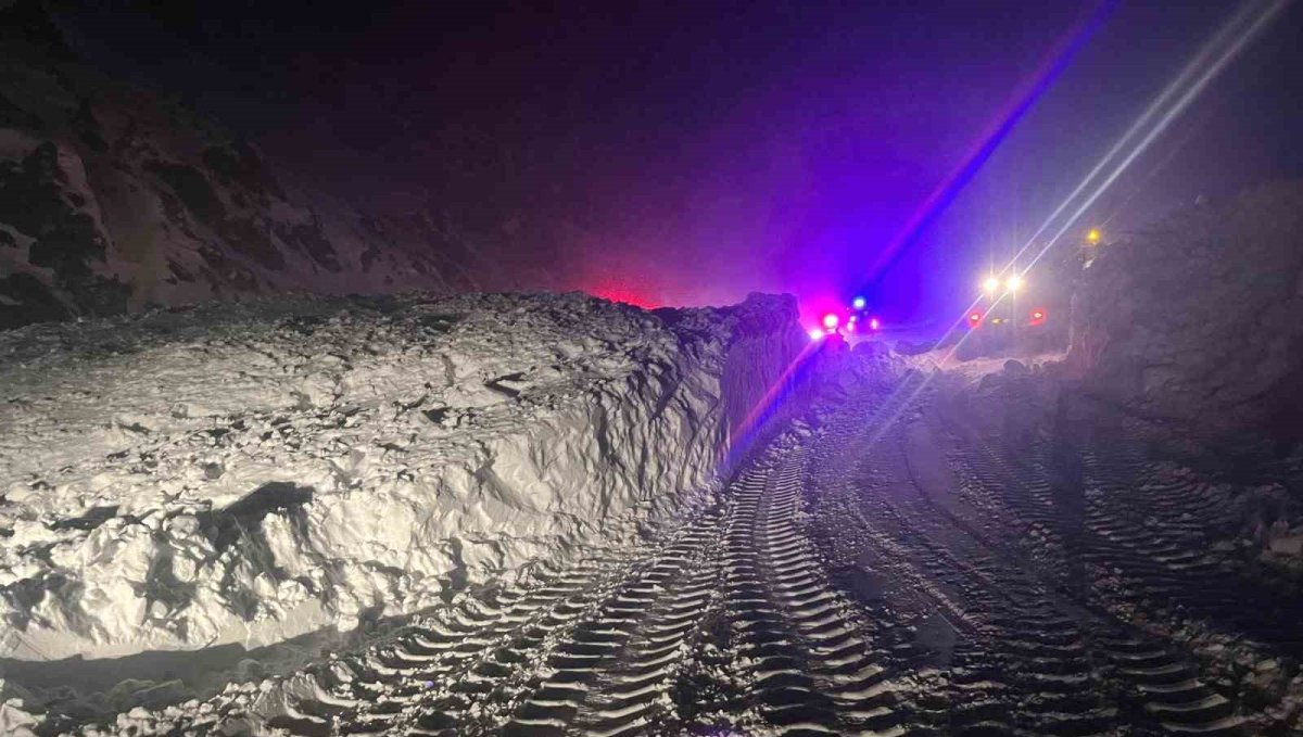 Çığın düştüğü Erzincan-Sivas kara yolu ulaşıma açıldı