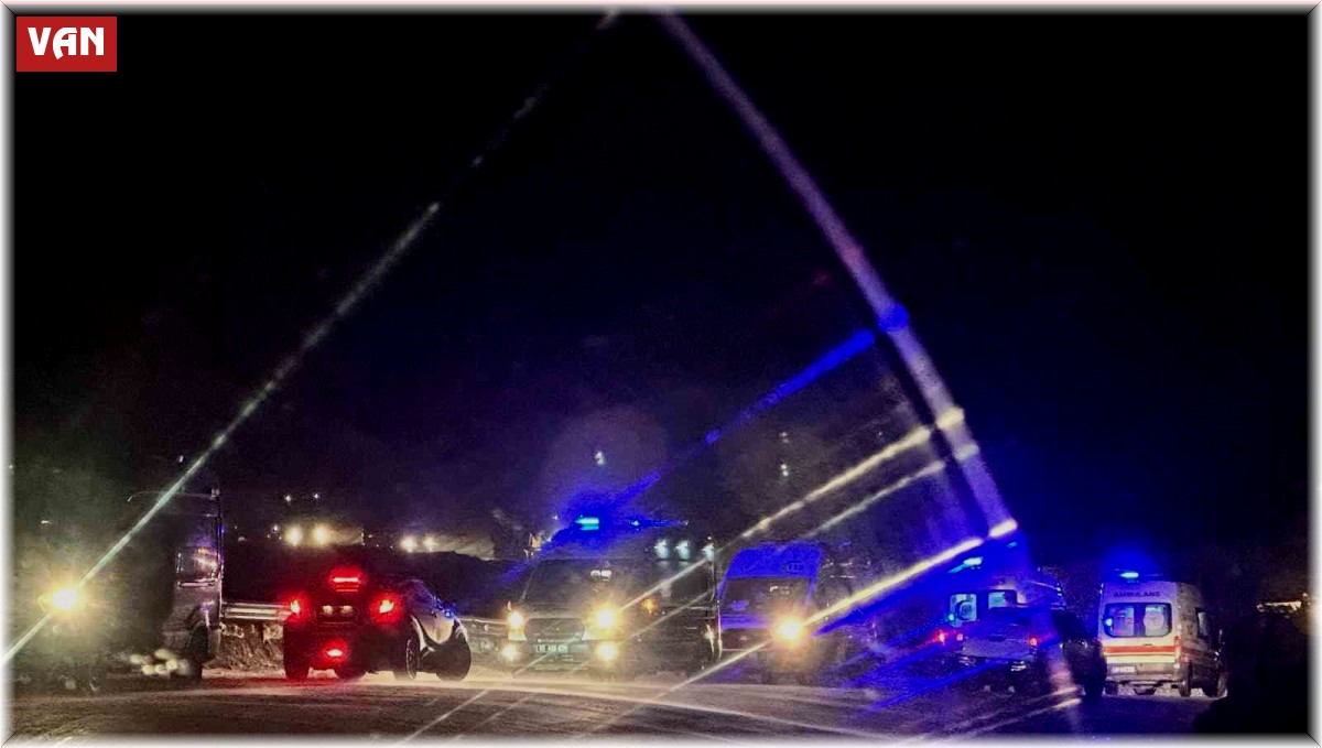 Çığın sürüklediği minibüs şarampole yuvarlandı