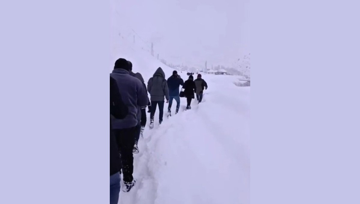 Çığla kapanan yolda mahsur kalan 100 kişi köyde misafir edildi