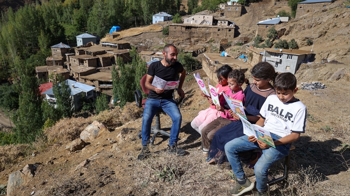 Cihan öğretmen, 6 yaşındaki Zilan'ın eğitimi için 5 kilometre yol katediyor