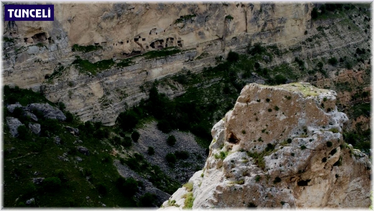 Çıkılması zor olan kayaların zirvesindeki tarihi oyuklar dron ile ilk kez görüntülendi