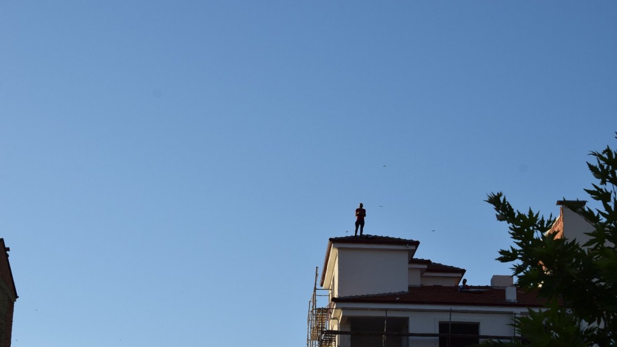 Çıktığı çatıdan kendi indi, arkadaşını çıkardı