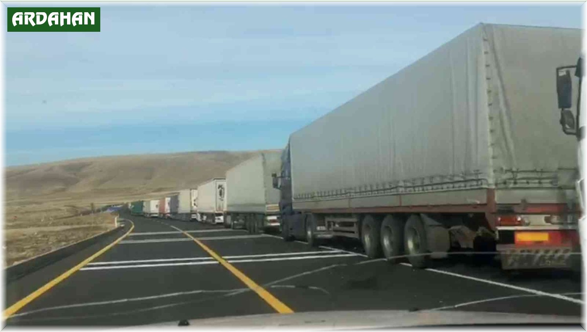 Çıldır-Aktaş Gümrük Kapısı'nda TIR kuyruğu bitmiyor