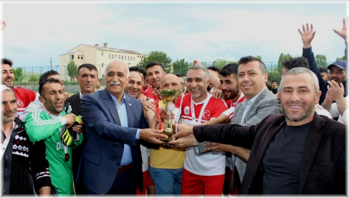 Çıldır Belediyesi futbol turnuvası şampiyonu Eşmepınar