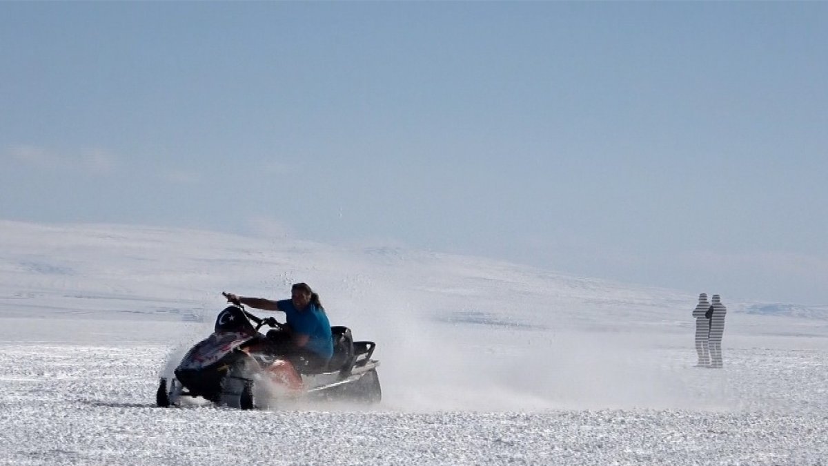 Çıldır'da buz üstünde kar motoru ile heyecanlı drift