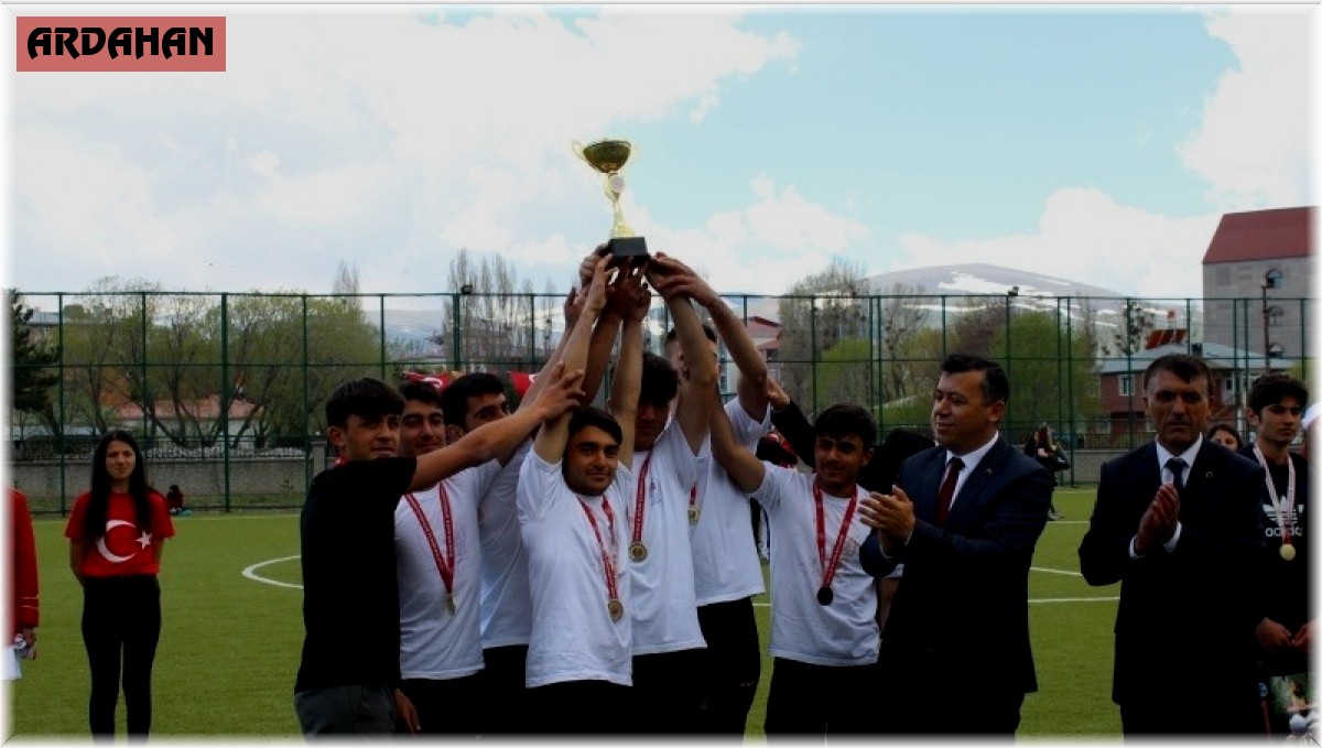 Çıldır'da dereceye giren sporculara ödülleri verildi