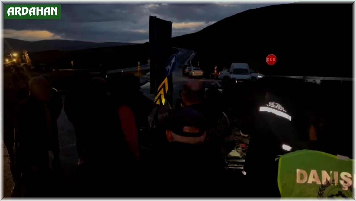 Çıldır'da iki otomobil kafa kafaya çarpıştı: 8 yaralı