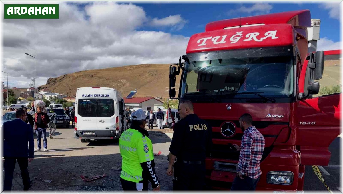 Çıldır'da öğrenci servisi ile tır çarpıştı