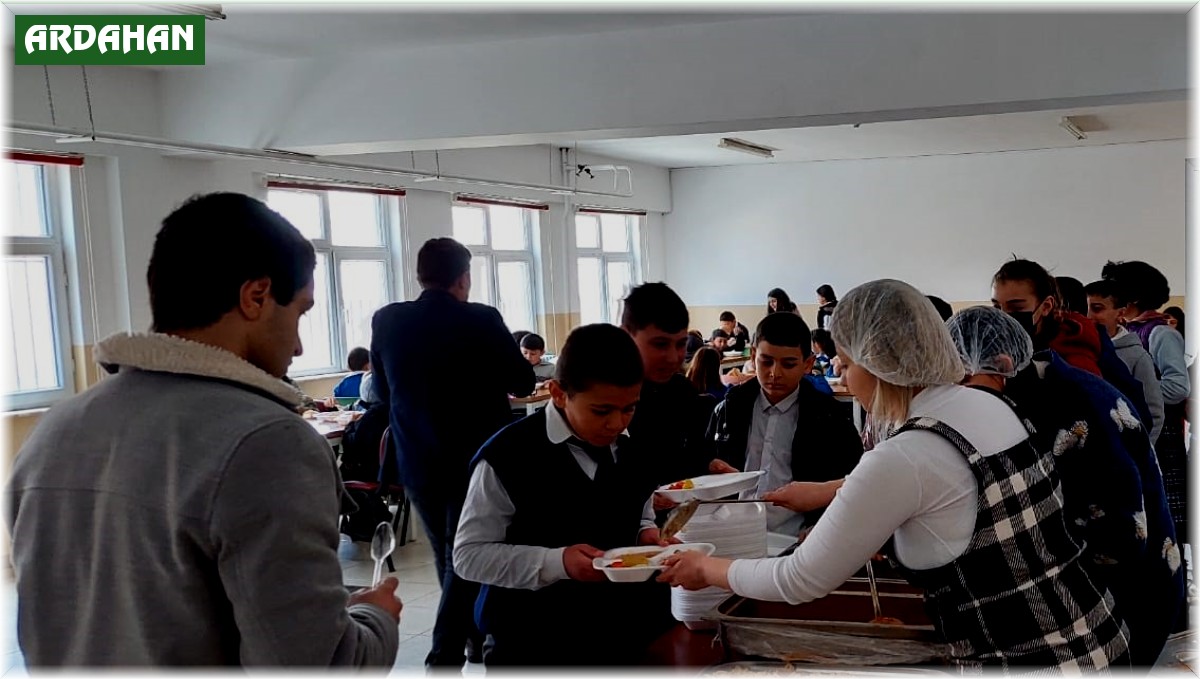 Çıldır'daki öğrencilere ücretsiz yemek hizmeti