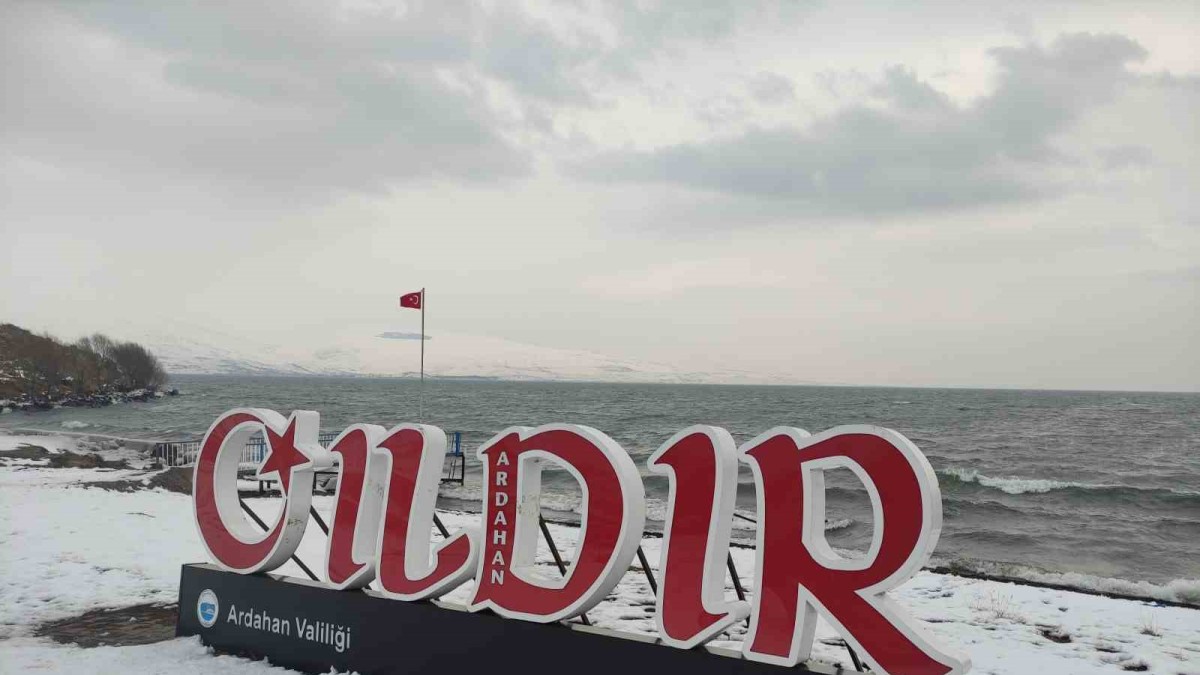 Çıldır Gölü donmadı, turizmciler tedirgin