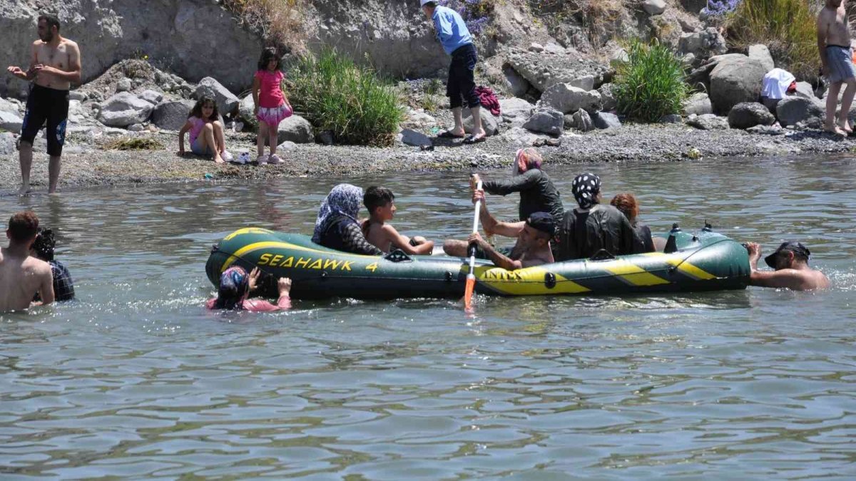 Çıldır Gölü, Ege ve Akdeniz sahillerini aratmıyor