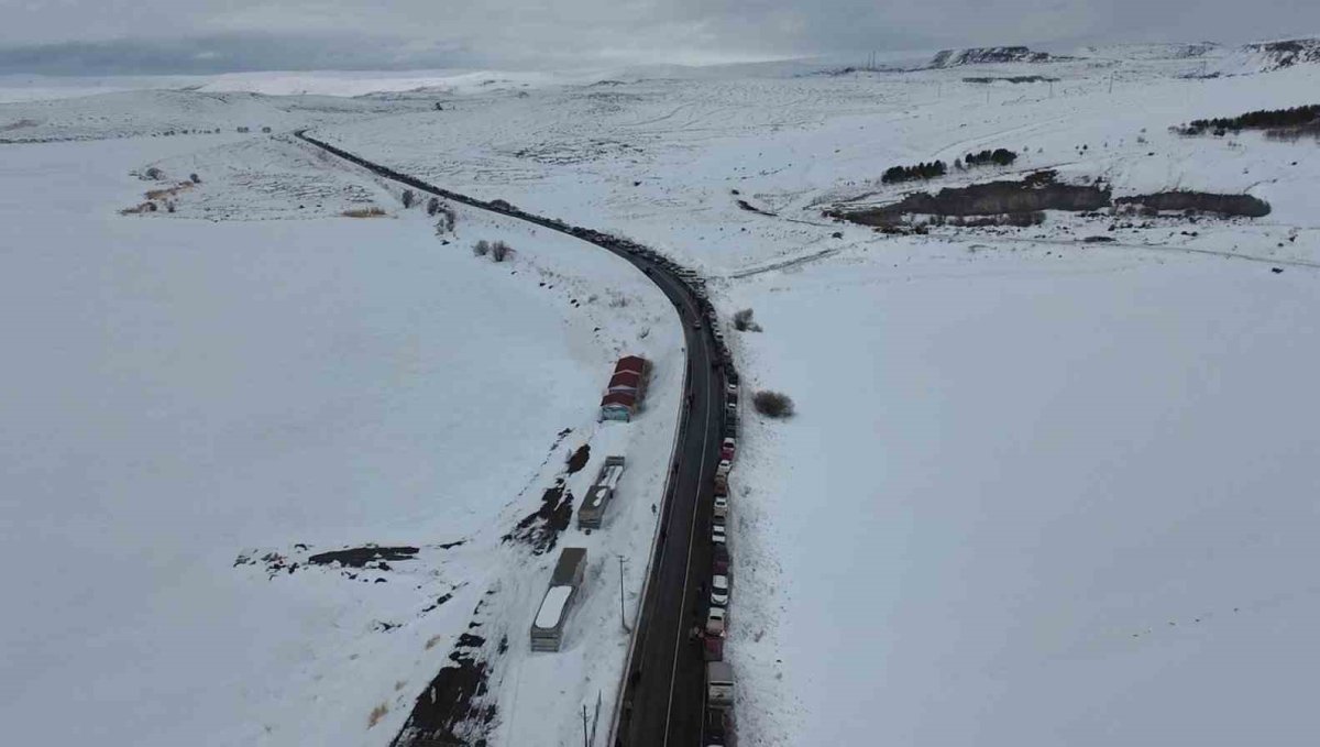 Çıldır Gölü'nde adım atacak yer kalmadı