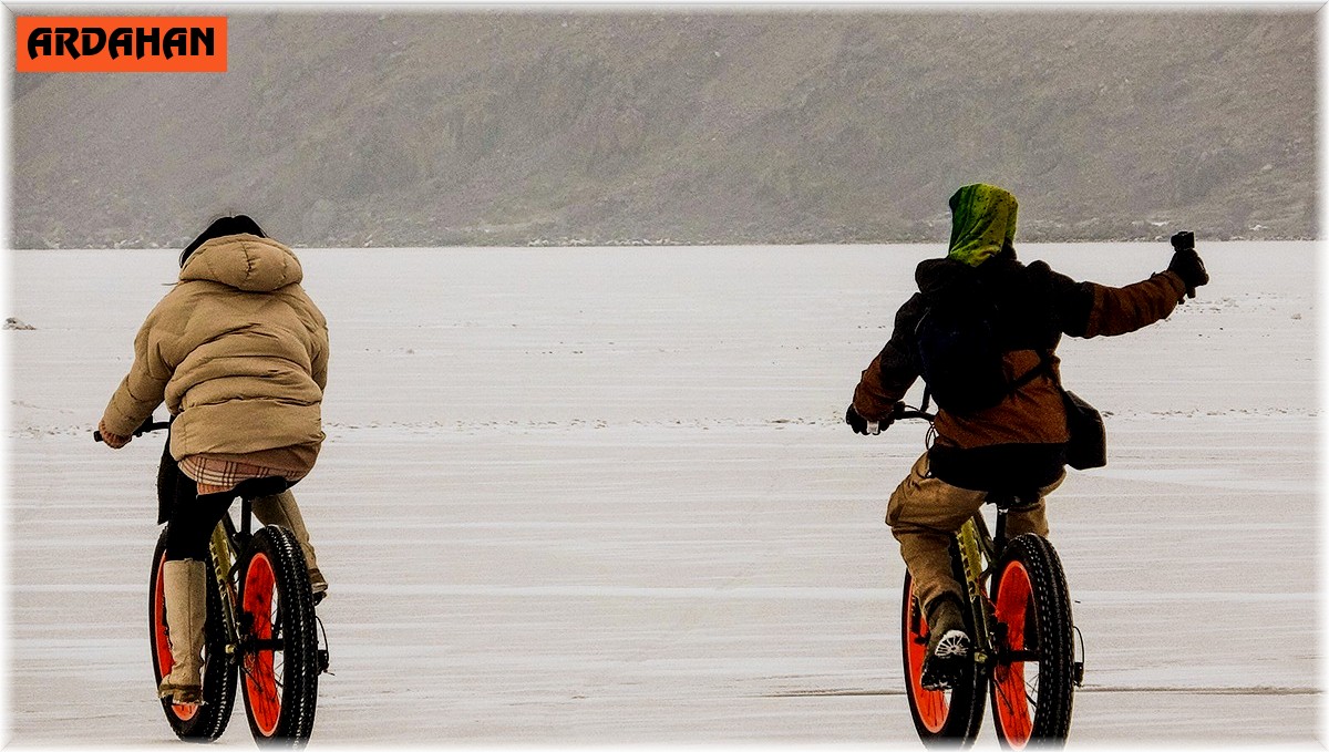 Çıldır Gölü'nde atlı kızak ve bisiklet keyfi