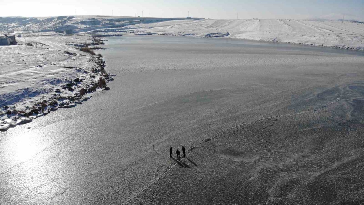Çıldır Gölü'nde buz kalınlığı 1 günde 10 santime ulaştı