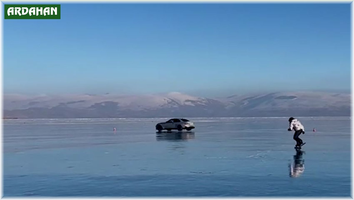 Çıldır Gölü'nde buz patencileri ile otomobilin performansı