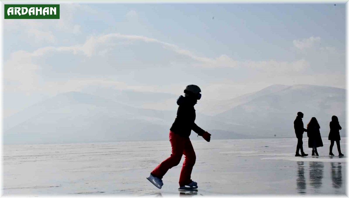 Çıldır Gölü'nde buz pateni heyecanı