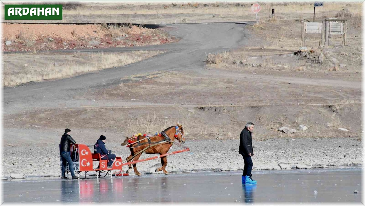 Çıldır Gölü'nde buz pateni keyfi