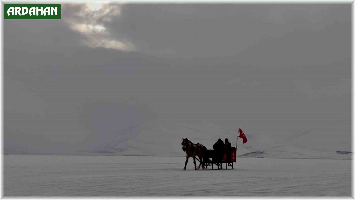Çıldır Gölü'nde buz üstünde atlı kızak keyfi