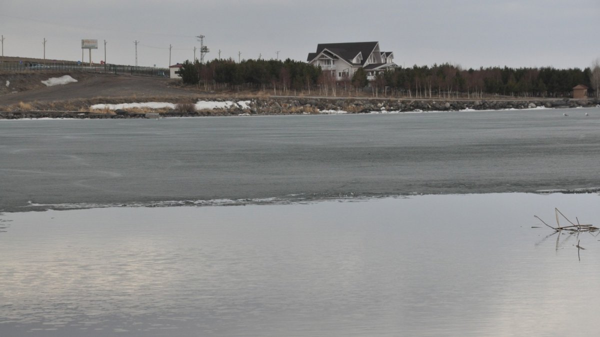 Çıldır Gölü'nde buzlar çözülmeye başladı