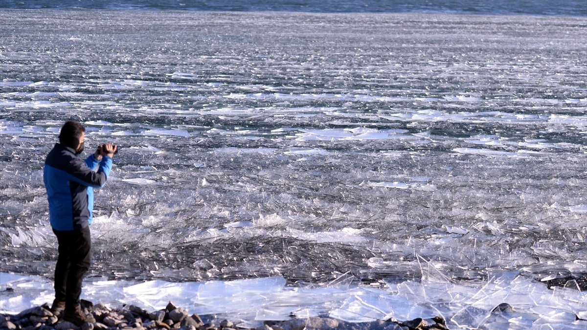 Çıldır Gölü'nde dalgaların ince buz tabakalarını kırıp kıyıya sürüklemesi görsel şölene dönüşüyor