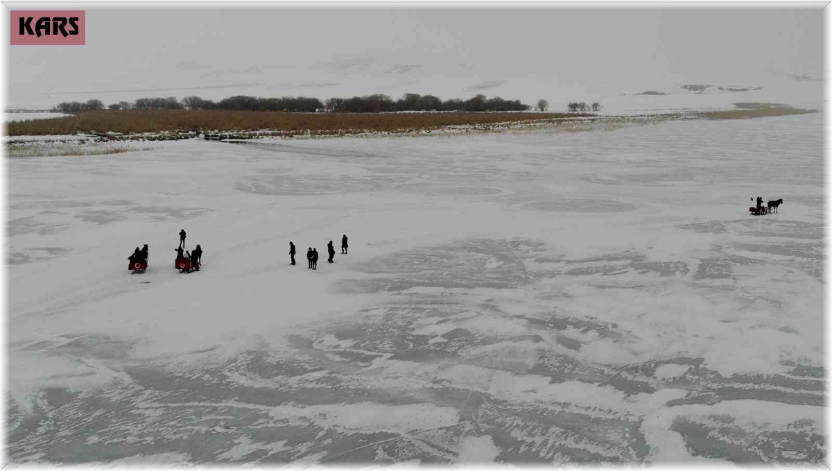 Çıldır Gölü'nde dörtnala atlı kızak keyfi