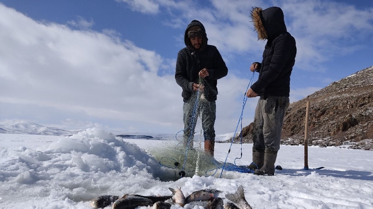 Çıldır Gölü'nde 'Eskimo' usulü balık avı