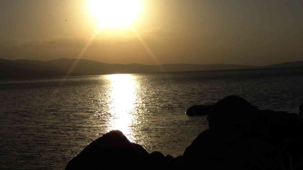 Çıldır Gölü'nde kartpostallık gün batımı