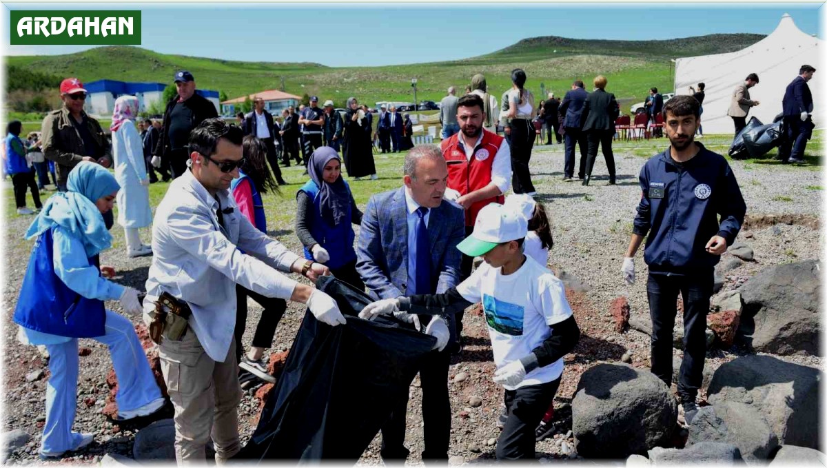Çıldır Gölü'nde kıyı temizliği yapıldı