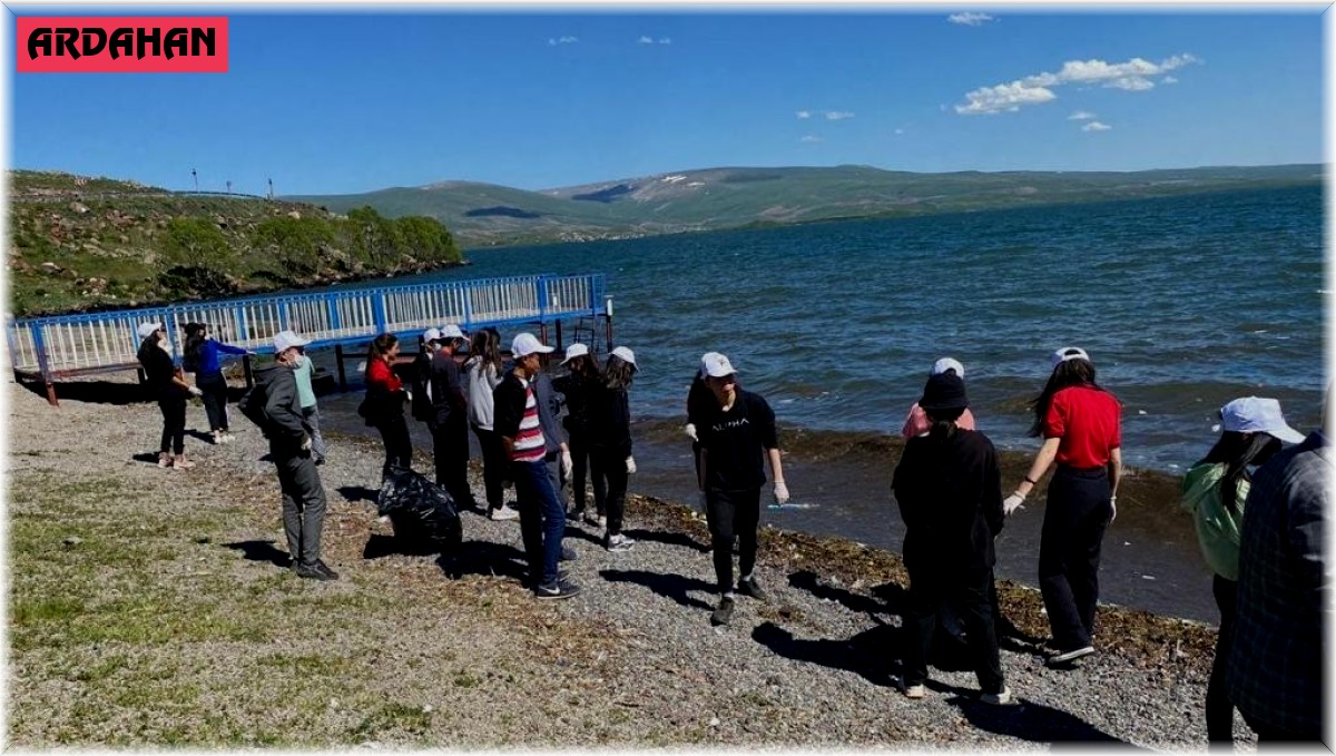 Çıldır Gölü'nde kıyı temizliği yapıldı