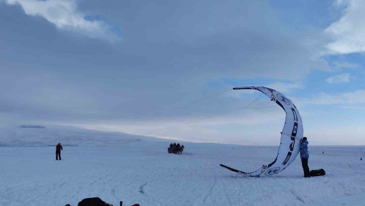 Çıldır Gölü'nde paraşütle uçma heyecanı yaşandı