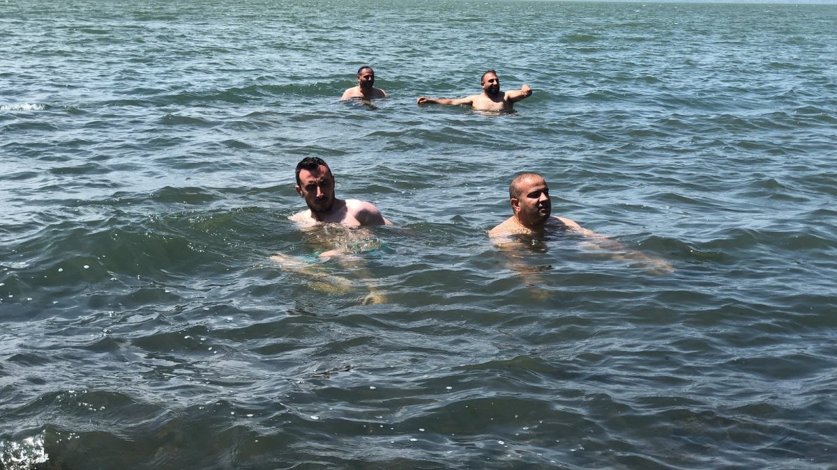 Çıldır Gölü'nde sazlı sözlü serinlediler