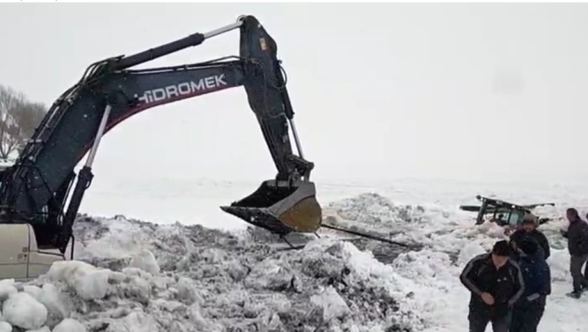 Çıldır Gölü'ne gömülen iş makinası çıkarıldı