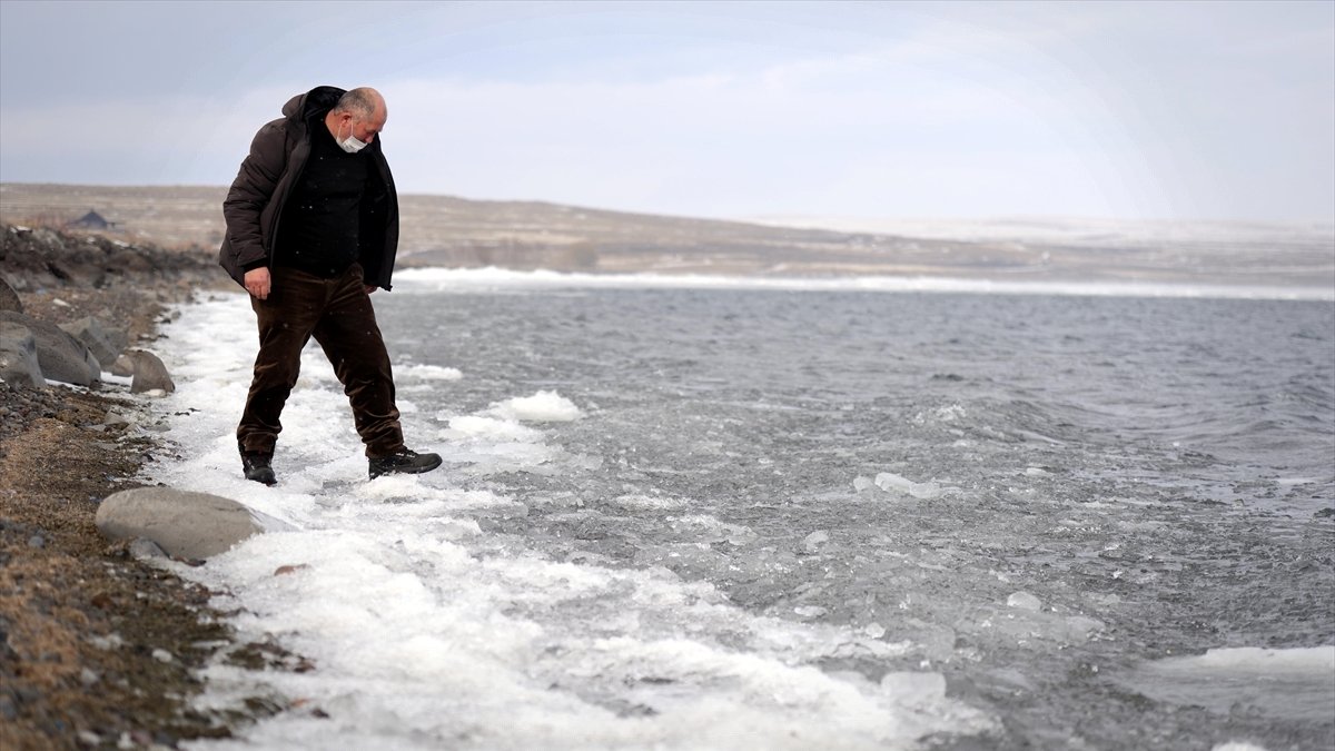 Çıldır Gölü'nü kaplayan buz tabakası kısmen eriyip parçalandı