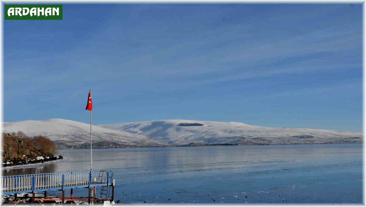 Çıldır Gölü'nün yüzeyi dondu