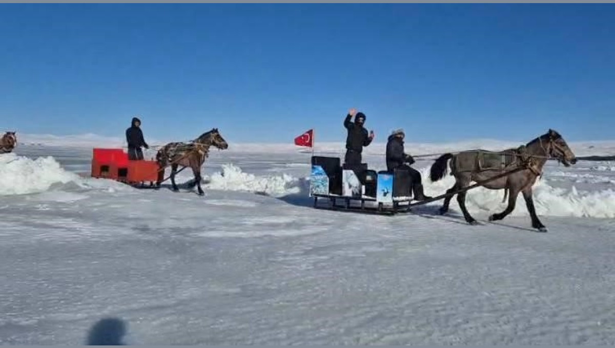 Çıldır Gölü tamamen dondu: Eksi 30 dereceyle atlı kızak keyfine hazır