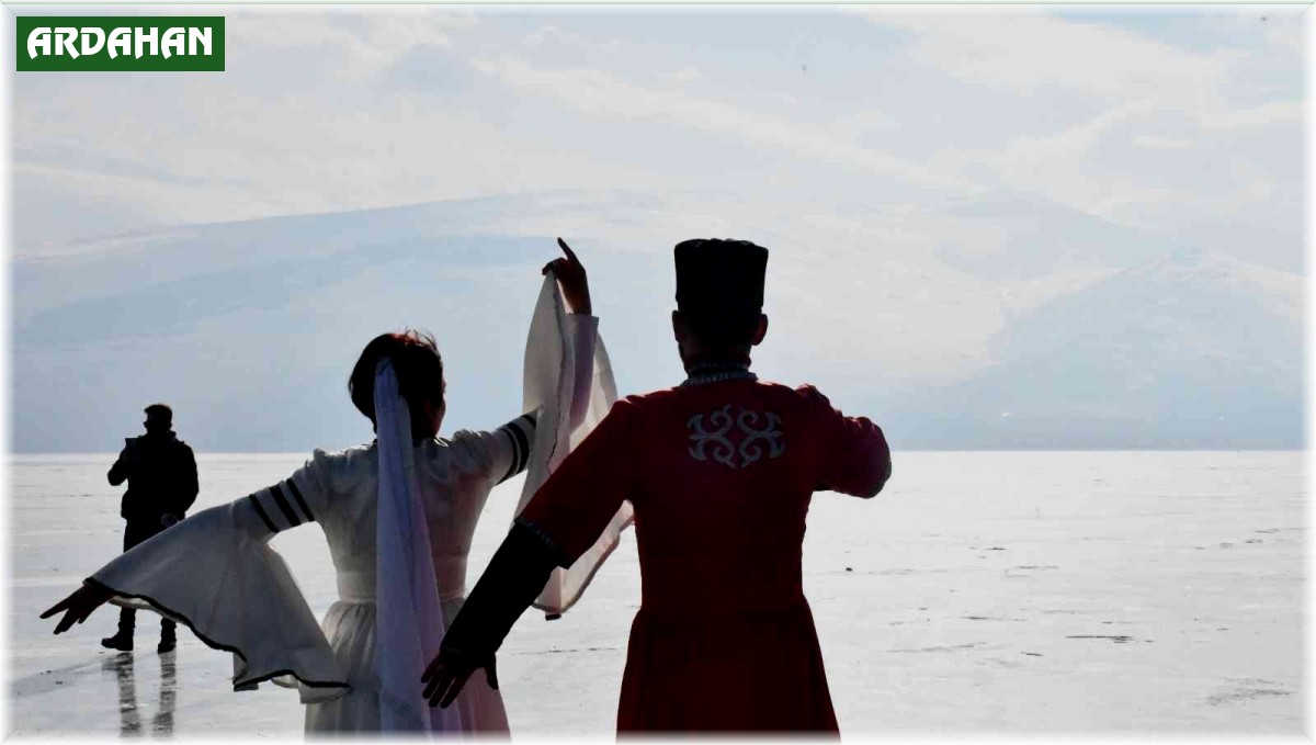 Çıldır Gölü üzerinde Kafkas gösterisi