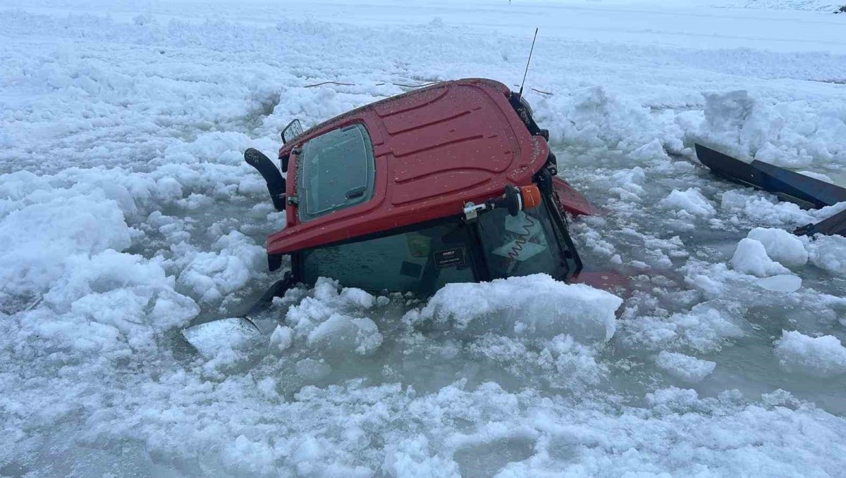 Çıldır Gölü yüzeyindeki buz kırıldı, traktör sulara gömüldü