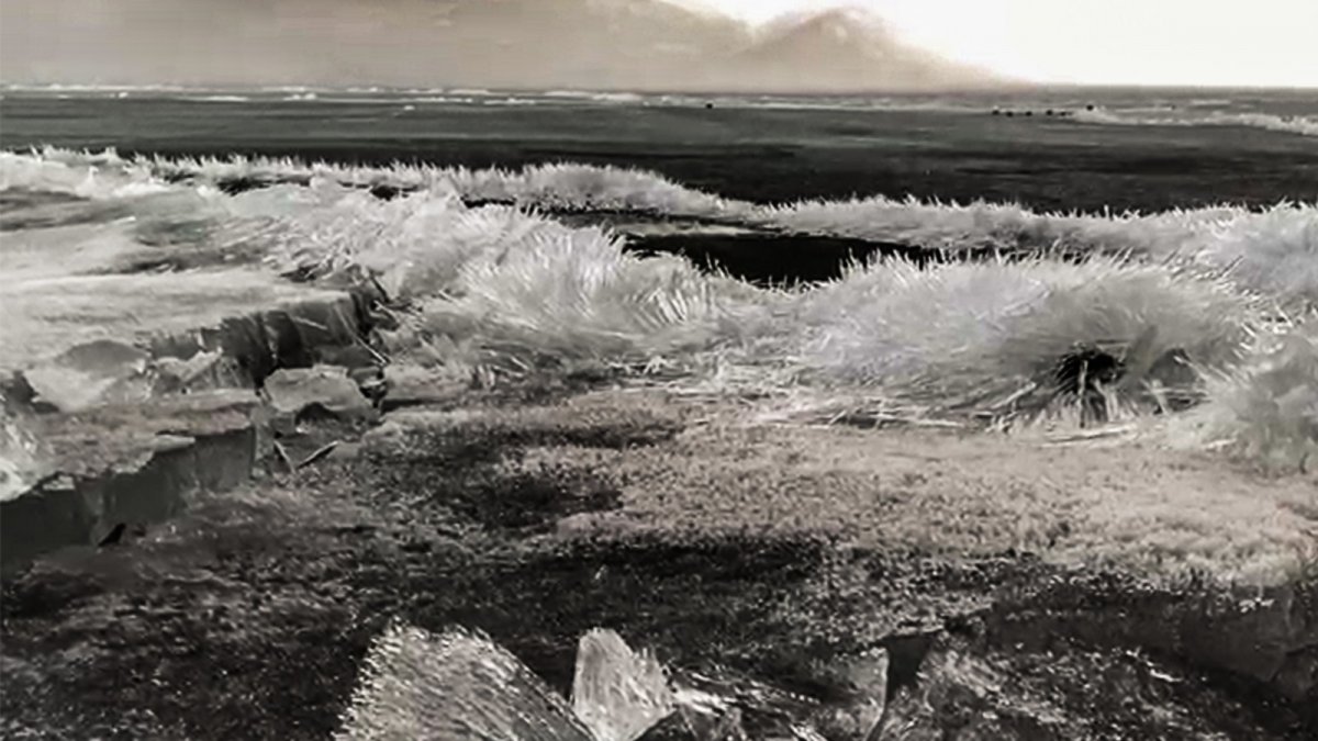 Çıldır gölünde çözülme başlayınca 'kristal göl'e dönüştü