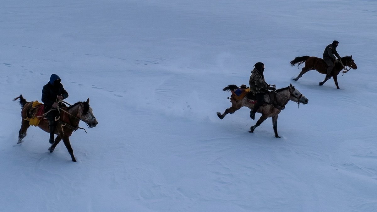 Çıldır Gölü’nde nefes kesen anlar: Atlar buz üzerinde dörtnala koştu