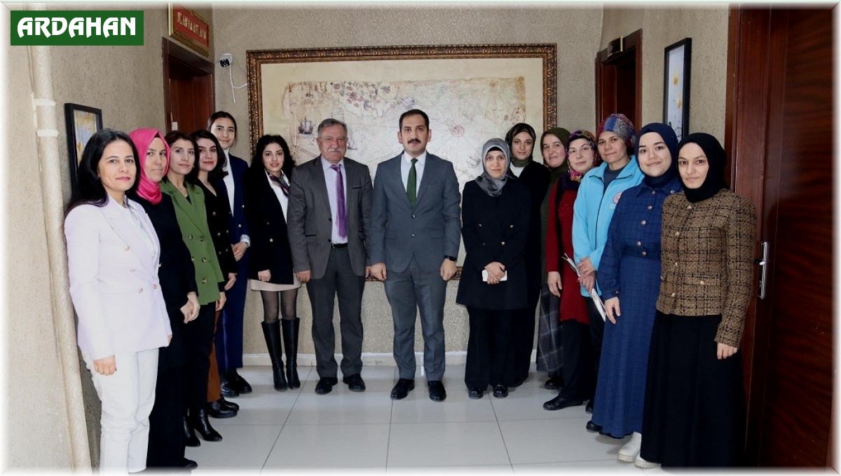 Çıldır Kaymakamı İpek, Kadınlar Gününü Karanfillerle Kutladı