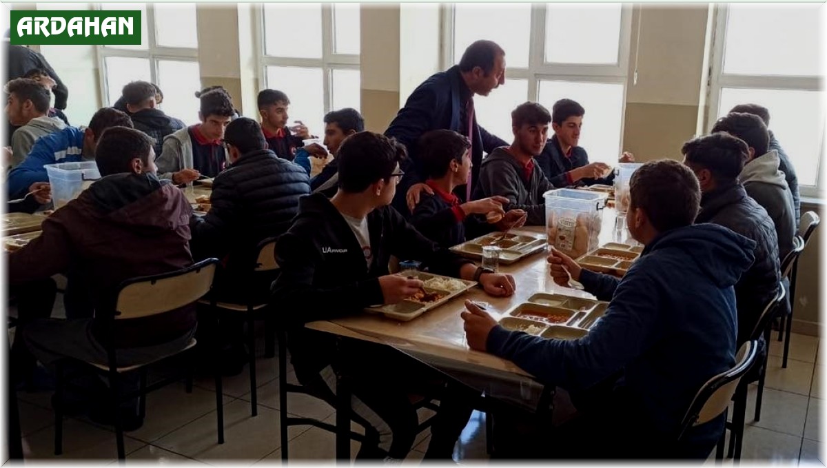 Çıldır Milli Eğitim Müdürü Yıldız pansiyon öğrencileri ile bir araya geldi