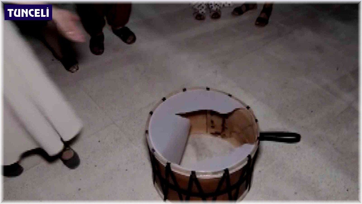 Çılgın davulcu kendinden geçti, davulu patlattı