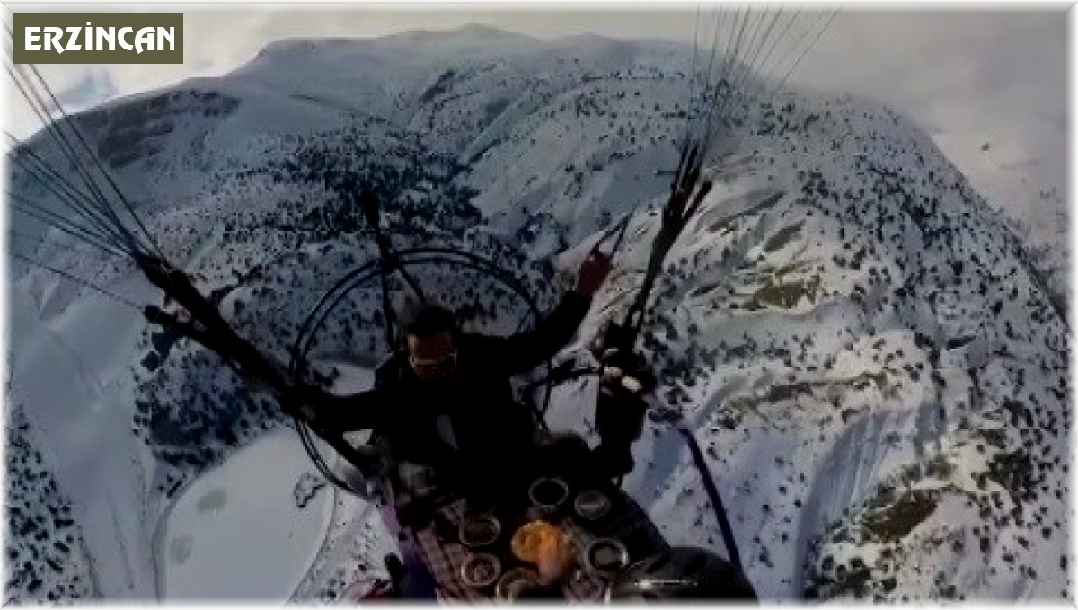 Çılgın paraşütçünün gökyüzünde kahvaltı keyfi viral oldu