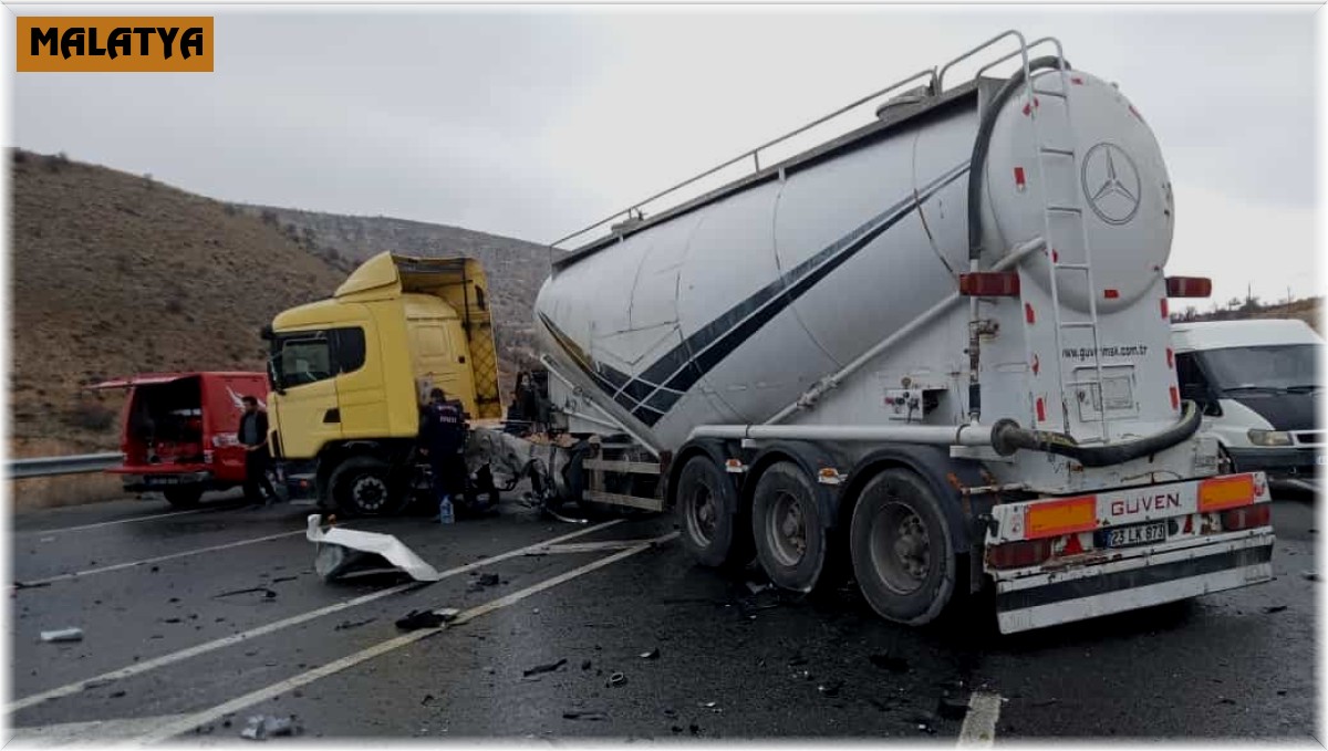 Çimento yüklü tır otomobille çarpıştı: 1 yaralı