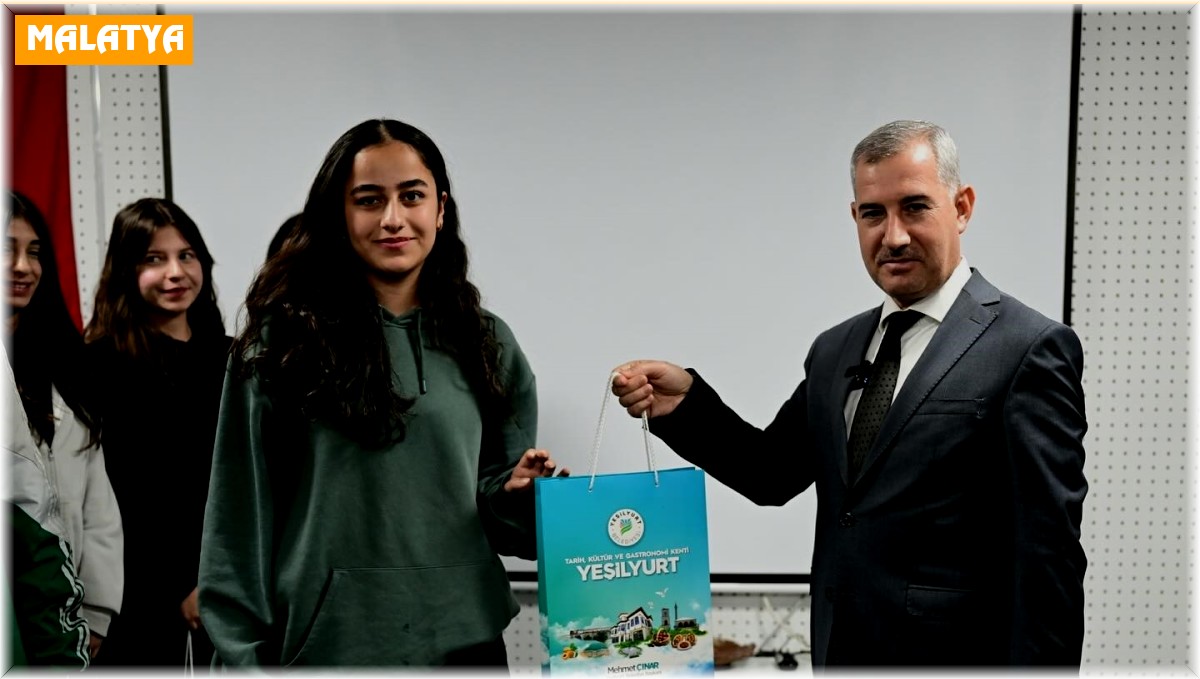 Çınar, üniversite sınavlarına hazırlanan öğrencilere TYT ve AYT hazırlık seti dağıttı