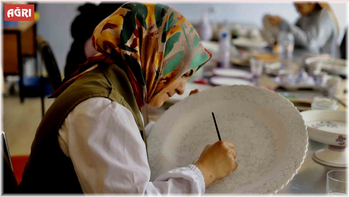 Çini sanatıyla tanışan Ağrılı kadınlar ortaya eşsiz güzellikte eserler çıkardı